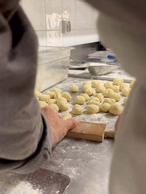 Façonnage des pâtes maison en cuisine